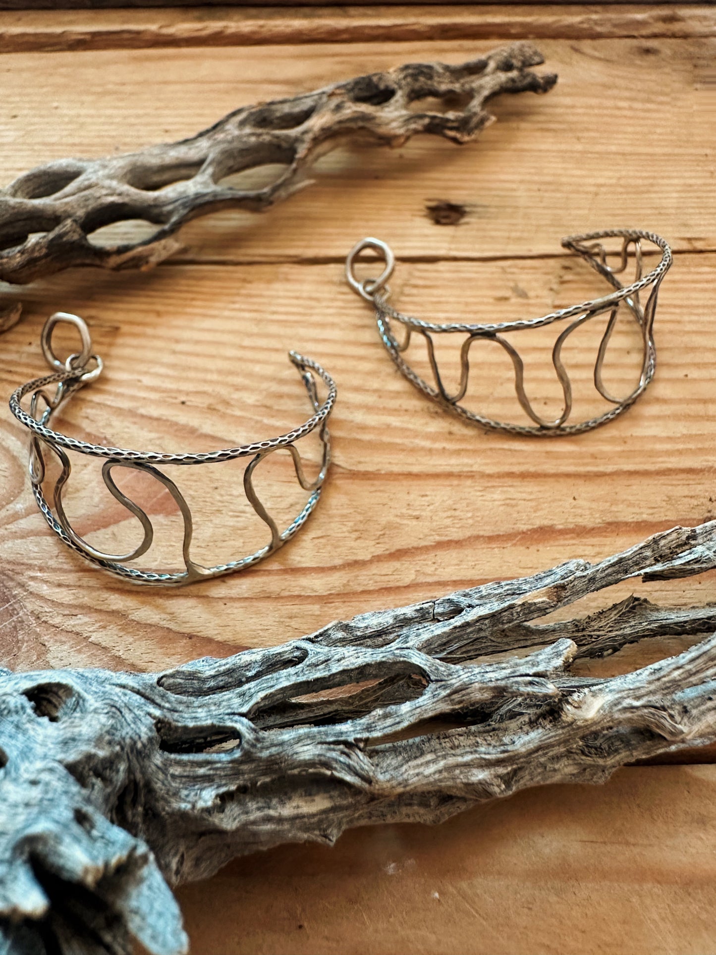 Wavy hoop earrings