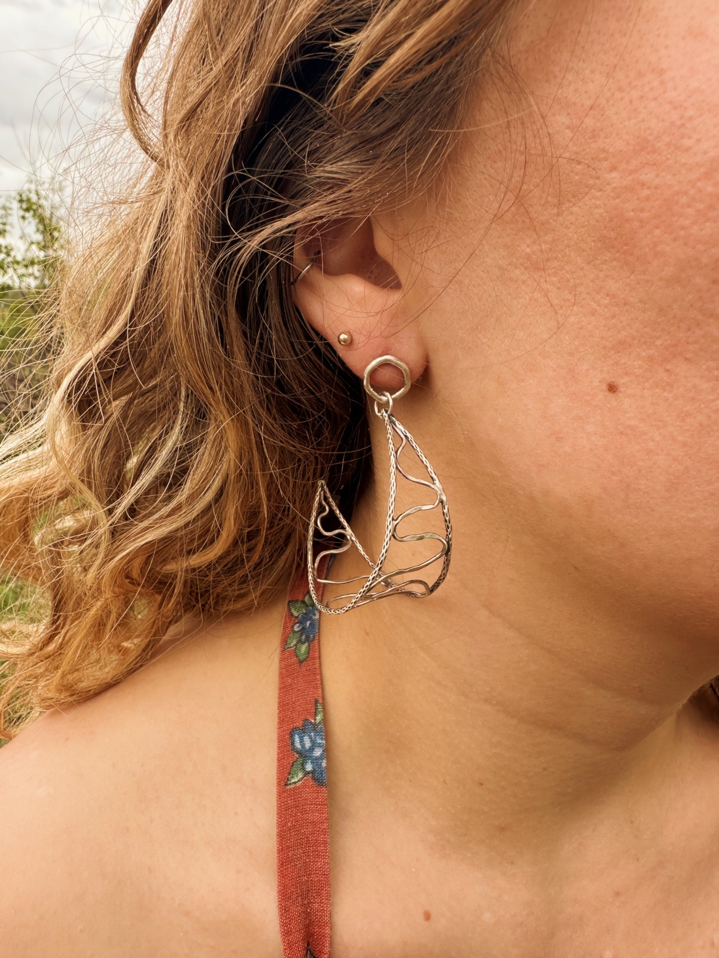 Wavy hoop earrings