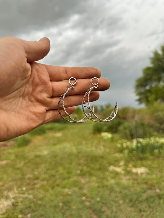 Wavy hoop earrings