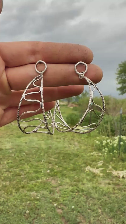 Wavy hoop earrings